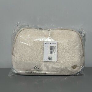 Everywhere Belt Bag 2L Fleece NWT - Gold / Opal